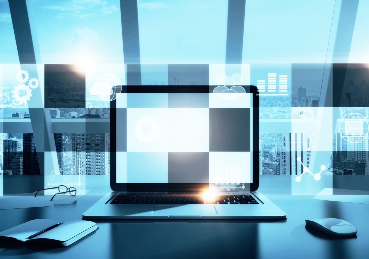 Mesa de trabalho com notebook e materiais de escritório